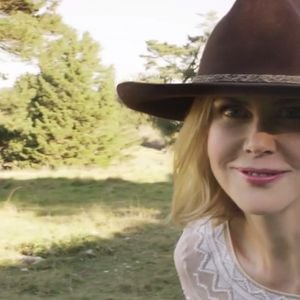 Nicole Kidman cria animais distintos e constantemente posa com eles em sua propriedade