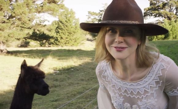 Nicole Kidman cria animais distintos e constantemente posa com eles em sua propriedade