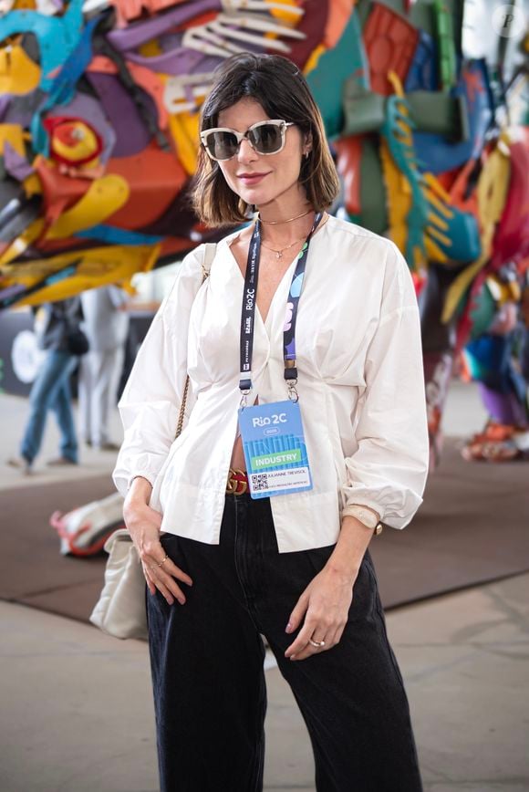 Julianne Trevisol combina sofisticação despojada e conforto para circular pelo evento Rio2C; para arrematar a produção funcional com informação de moda, a atriz investiu em óculos de sol com armação clara e detalhes metalizados discretos, mantendo a proposta ideal para a maratona de painéis