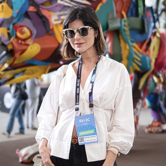 Julianne Trevisol combina sofisticação despojada e conforto para circular pelo evento Rio2C; para arrematar a produção funcional com informação de moda, a atriz investiu em óculos de sol com armação clara e detalhes metalizados discretos, mantendo a proposta ideal para a maratona de painéis