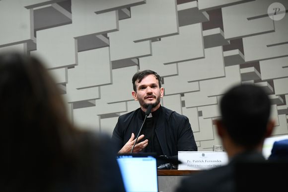 Quando Margareth Serrão, mãe de Virginia Fonseca respondeu sobre o Padre, o religioso também rebateu.