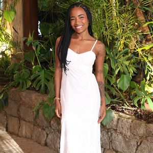 Vestido branco, escolha de Sarah Fonseca em evento, conversa com paz e intensidade