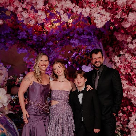 Ao lado dos Familiares Lorena Queiroz posou com a mãe Gabi Queiroz o irmão mais novo Enrico e Edu