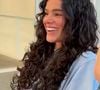 Do anos 90 direto para 2026: Bruna Marquezine lança tendência com o corte butterfly e adota cabelo cacheado para o o Ano Novo