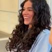 Do anos 90 direto para 2026: Bruna Marquezine lança tendência com o corte butterfly e adota cabelo cacheado para o o Ano Novo