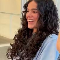 Do anos 90 direto para 2026: Bruna Marquezine lança tendência com o corte butterfly e adota cabelo cacheado para o o Ano Novo