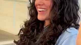 Do anos 90 direto para 2026: Bruna Marquezine lança tendência com o corte butterfly e adota cabelo cacheado para o o Ano Novo