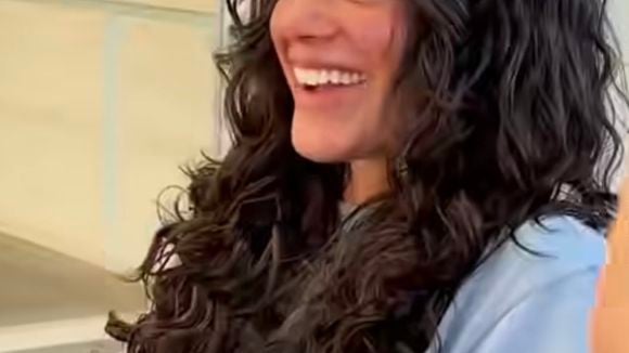 Do anos 90 direto para 2026: Bruna Marquezine lança tendência com o corte butterfly e adota cabelo cacheado para o o Ano Novo
