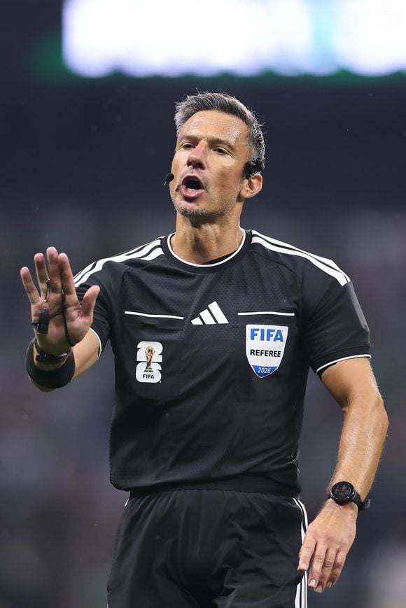 'Meu maior erro. Me arrependo.' A declaração de Slavko Vinčić sobre a festa que terminou em uma grande operação policial voltou a repercutir antes da final da Copa do Mundo. De acordo com o ge, o árbitro afirmou que aceitou apenas um convite para almoçar após uma reunião de negócios e acabou envolvido em um enorme mal entendido