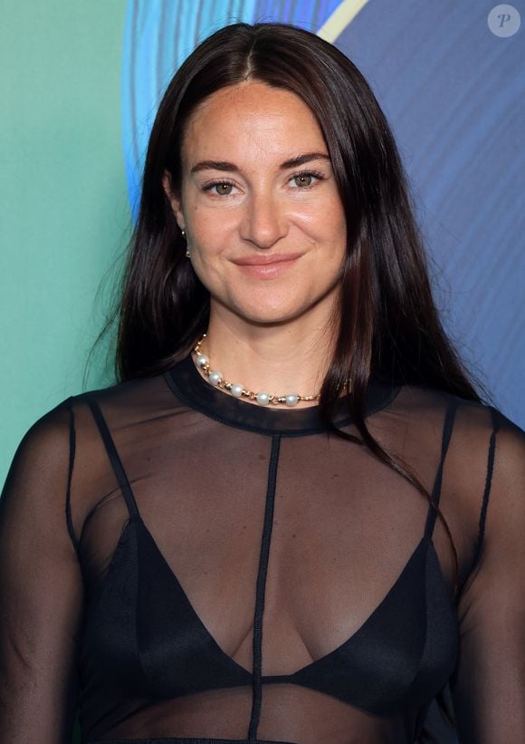 Shailene Woodley usa sua influência como estrela de Hollywood para chamar atenção para questões como sustentabilidade, poluição dos oceanos e responsabilidade ambiental