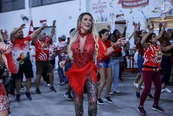 Carnaval 2026 de Andressa Urach: fantasia da atriz terá pedrarias e tons de verde, azul e lilás