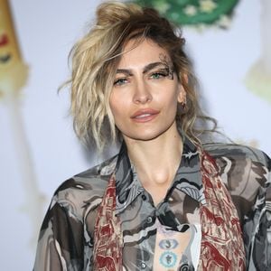 Paris Jackson contou que procurou um médico depois de "abrir um buraco" no nariz durante o período de dependência e ouviu do profissional que o problema estava relacionado ao uso de substâncias como cocaína e cetamina