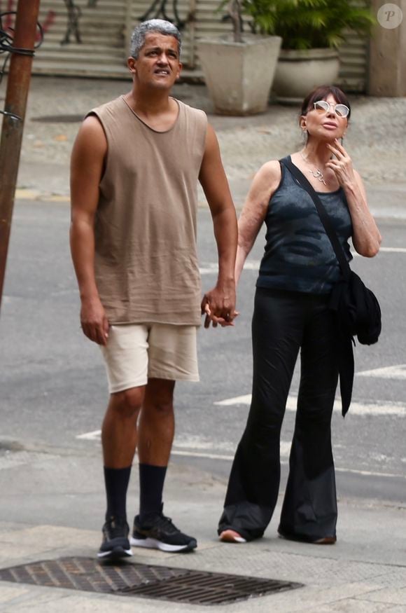 Laura de 'Tieta', Claudia Alencar, 75 anos, namora o advogado Emanuel Brito, de 49