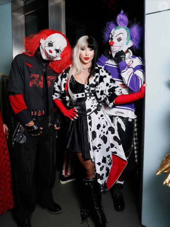 'Vini na primeira oportunidade de se esconder': internautas ironizam o visual do jogador mascarado de palhaço