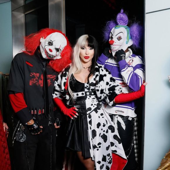 'Vini na primeira oportunidade de se esconder': internautas ironizam o visual do jogador mascarado de palhaço