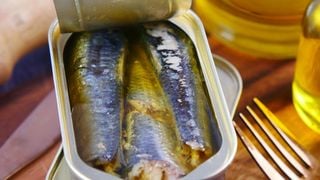 Jantar com uma lata de sardinhas, minha receita favorita de Primavera. Parece complicado, mas é tão fácil e rápido quanto uma omelete da Virgínia