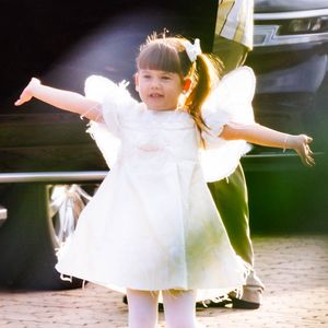 Maria Alice vestia asas de anjo e exibiu toda orgulhosa o look do aniversário de 4 anos