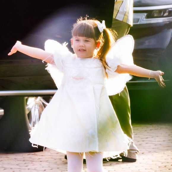Maria Alice vestia asas de anjo e exibiu toda orgulhosa o look do aniversário de 4 anos