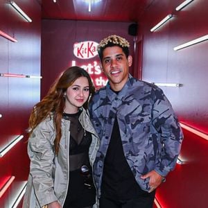 Klara Castanho curtiu o 3º dia do Rock in Rio com o namorado, Cauê Campos