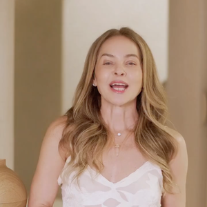 Juliana Paes falou sobre o que achou do procedimento em um vídeo com a dermatologista Dra. Denise Barcellos, publicado em dezembro do ano passado