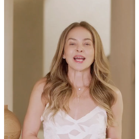 Juliana Paes falou sobre o que achou do procedimento em um vídeo com a dermatologista Dra. Denise Barcellos, publicado em dezembro do ano passado