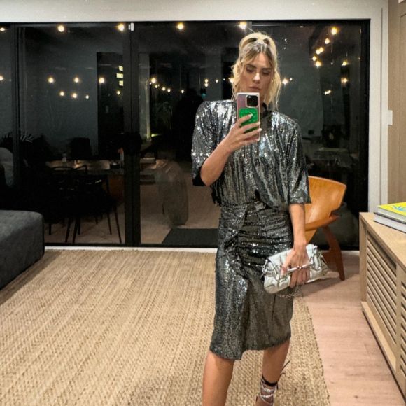 Brilho é elemento marcante nos looks de festa de Carolina Dieckmann