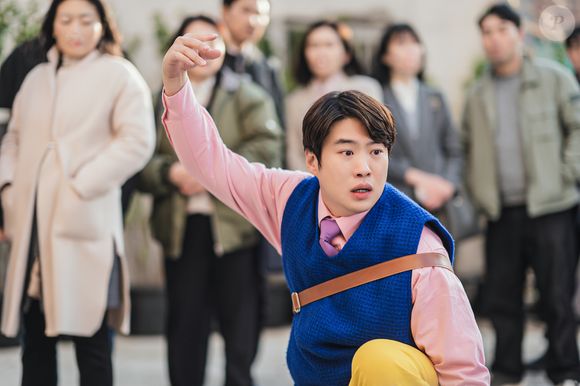 Para isso, ele conta com a ajuda do estagiário Go Baek-joong, que gosta de Min-ah em segredo e se junta em uma jornada para a busca de respostas