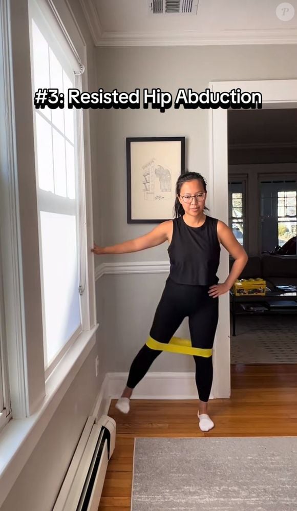 No terceiro exercício, a fisioterapeuta aplica a abdução de quadril com resistência, trabalhando a lateral do glúteo e garantindo assim, maior estabilidade.