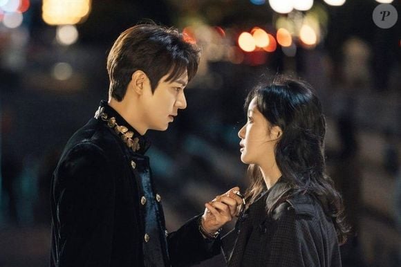 'O Rei Eterno': um imperador de um universo paralelo atravessa um portal para a Coreia moderna e, ao lado de uma detetive, tenta impedir os planos de seu tio traidor