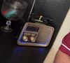 Bruno mostrou o rádio vintage que tocou a música do amigo
