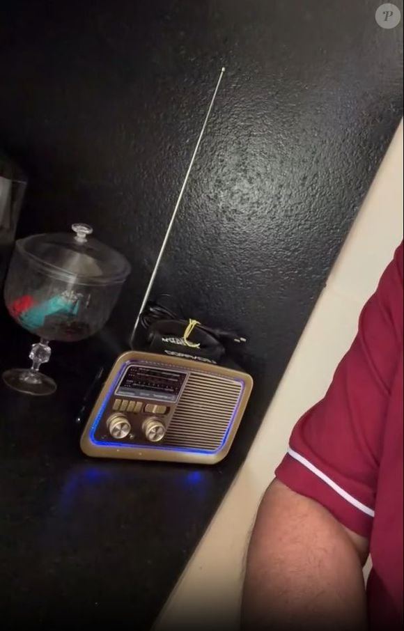 Bruno mostrou o rádio vintage que tocou a música do amigo