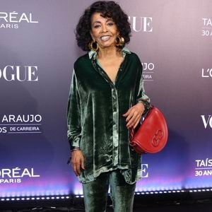 Mãe de Taís Araújo, dona Mercedes, prestigiou a filha em celebração
