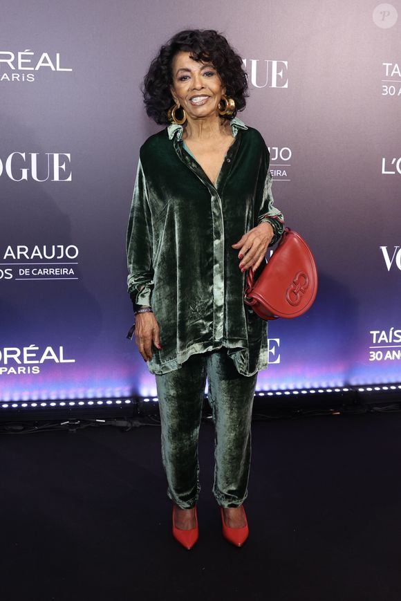 Mãe de Taís Araújo, dona Mercedes, prestigiou a filha em celebração