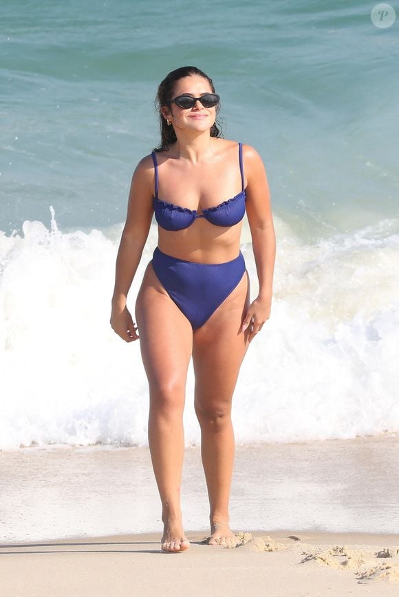 De biquíni hot pants, Maisa Silva renovou o bronzeado em dia de folga na Globo