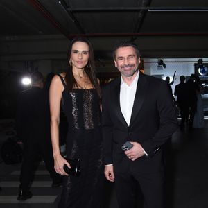 Fernanda Tavares e Murilo Rosa coordenaram produções clássicas em preto — ela em renda justa e recortes estratégicos, ele em terno elegante de corte impecável
