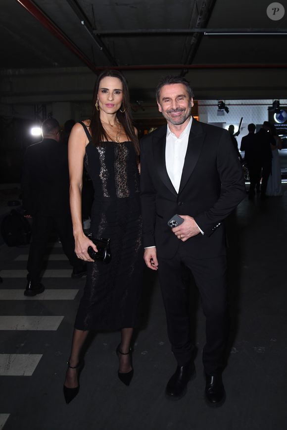Fernanda Tavares e Murilo Rosa coordenaram produções clássicas em preto — ela em renda justa e recortes estratégicos, ele em terno elegante de corte impecável