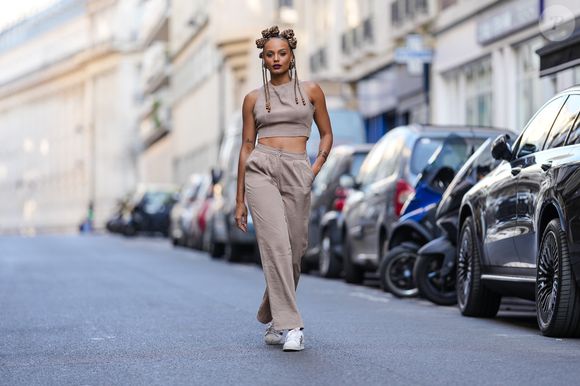 As longo do caminho, a Adidas também criou o substituto perfeito, confortável e versátil para os mocassins : um calçado esportivo profissional, porém discreto, que será essencial para nossos looks de trabalho.