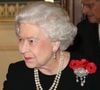 Em tributo à Rainha Elizabeth II, Kate Middleton escolheu os sofisticados brincos Bahrain Pearl Drop Earrings, peça clássica que marcou diversas aparições da monarca ao longo de seu reinado