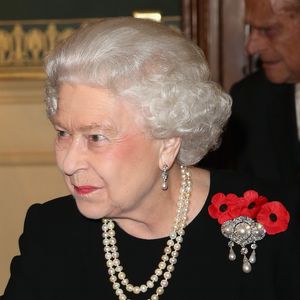 Em tributo à Rainha Elizabeth II, Kate Middleton escolheu os sofisticados brincos Bahrain Pearl Drop Earrings, peça clássica que marcou diversas aparições da monarca ao longo de seu reinado