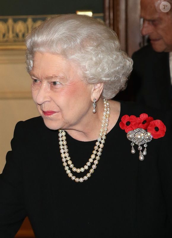 Em tributo à Rainha Elizabeth II, Kate Middleton escolheu os sofisticados brincos Bahrain Pearl Drop Earrings, peça clássica que marcou diversas aparições da monarca ao longo de seu reinado