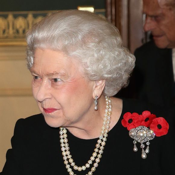 Em tributo à Rainha Elizabeth II, Kate Middleton escolheu os sofisticados brincos Bahrain Pearl Drop Earrings, peça clássica que marcou diversas aparições da monarca ao longo de seu reinado