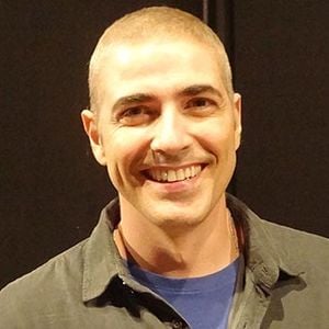 Em 2011, Reynaldo Gianecchini raspou completamente a cabeça durante o tratamento contra um linfoma não Hodgkin, diagnosticado naquele ano. A mudança não foi motivada por um personagem, mas pela quimioterapia. Durante o tratamento, o ator fez diversas aparições públicas careca e, quando os cabelos voltaram a crescer, nasceram inicialmente cacheados, consequência comum após esse tipo de tratamento