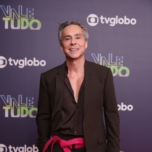 Alexandre Nero deu toque especial ao look na festa de 'Vale Tudo'