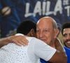 Neguinho da Beija-Flor se emocionou ao abraçar Aniz Abrahão David no último ensaio na quadra da Beija-Flor