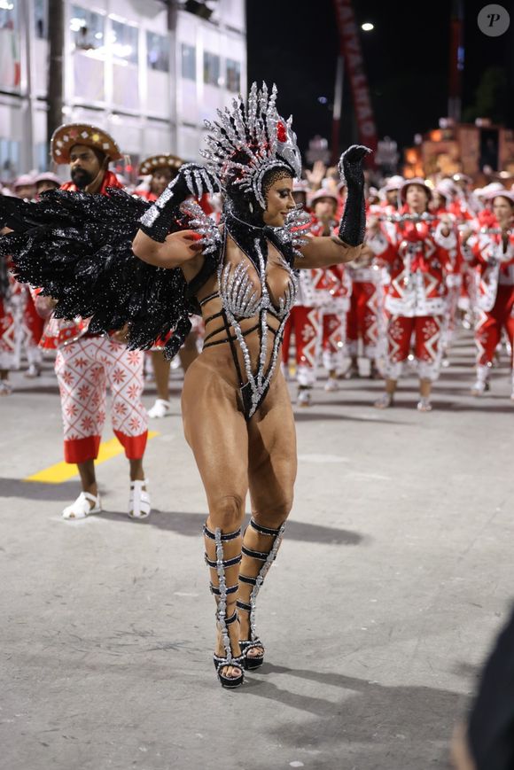 ‘Sou o espírito do cangaço, a proteção da Furiosa’, contou Viviane Araújo sobre sua fantasia - Foto: Brazilnews/Agnews