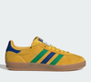A Adidas atualiza o clássico Gazelle ao apostar no tom mostarda, reforçando a tendência que dominou o street style e segue em alta em 2026