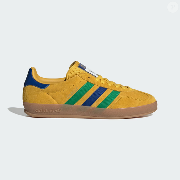 A Adidas atualiza o clássico Gazelle ao apostar no tom mostarda, reforçando a tendência que dominou o street style e segue em alta em 2026