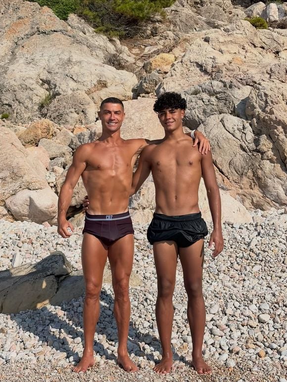 Cristiano Ronaldo usou suas redes sociais para elogiar o filho e se mostrou orgulhoso do seu desempenho