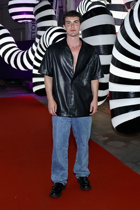 Caio Manhente dispensou fantasia em festa de Giovanna Lancellotti e Gabriel David