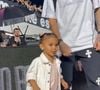 Filha de Neymar, Mavie divertiu a mãe, Bruna Biancardi, ao fazer caretas antes do jogo Santos 3 x 1 Corinthians: 'Figurinha'